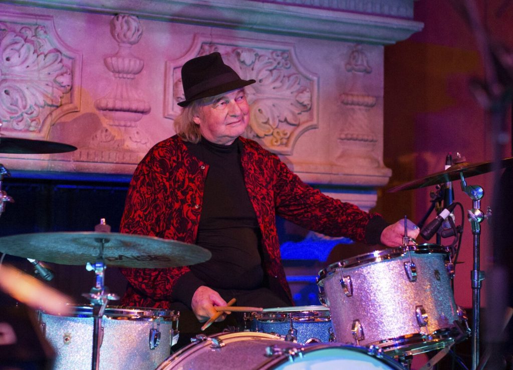 Alan White, longtime drummer for prog rock band Yes, dies