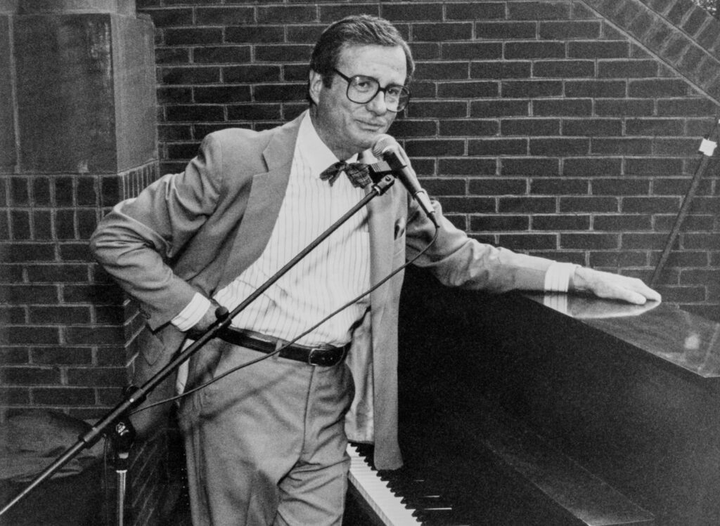 Mark Russell, political satirist who delivered jokes at a piano, dies at 90
